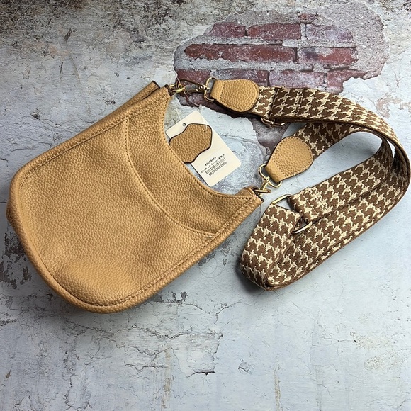 Handbags - 🆕Light Beige Crossbody Purse Adjustable Guitar Strap Herringbone Pattern